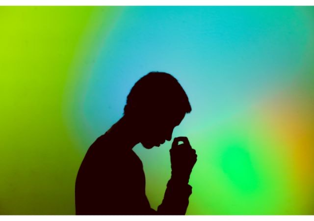 夜になっても交感神経が優位になり不眠を引き起こす自律神経バランスの乱れを示したイメージ