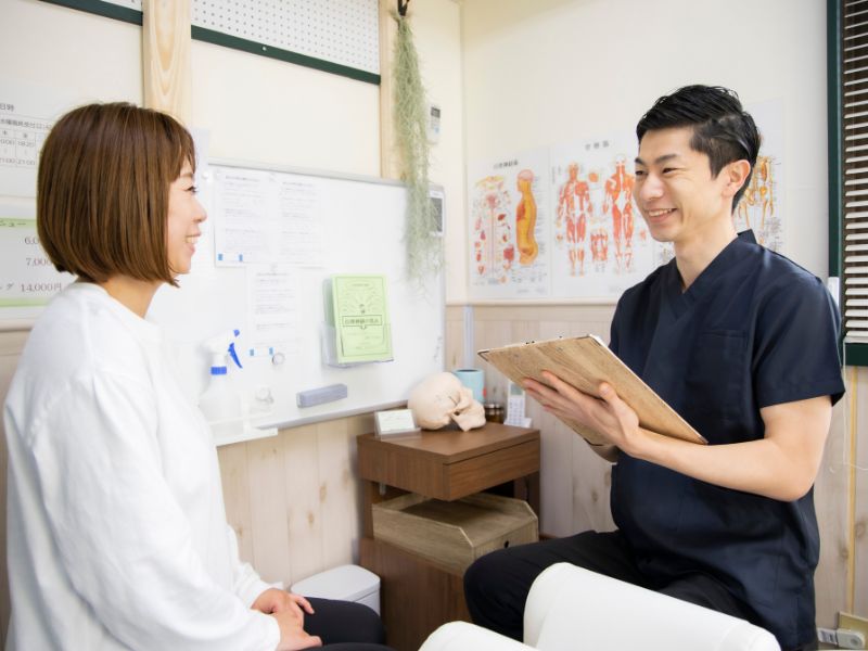 たまプラーザの自律神経専門整体院「整体かんだや」で問診を行う院長 神田昌紀