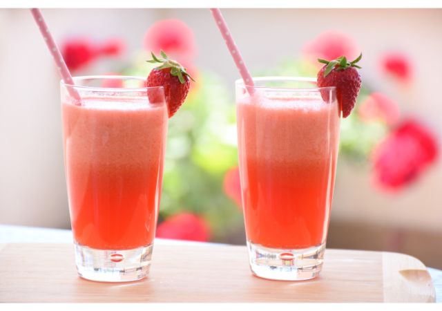 赤色の飲み物は本当にイチゴジュース？