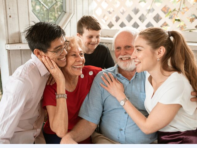 家族5人で話している様子の写真