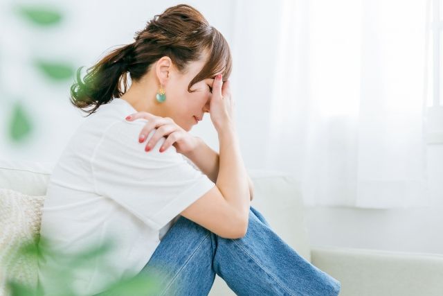 たまプラーザ整体かんだやの施術前に疲労や不調でうつむく女性