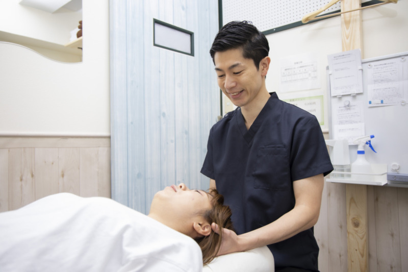 たまプラーザ 整体 院長が施術を行う様子 