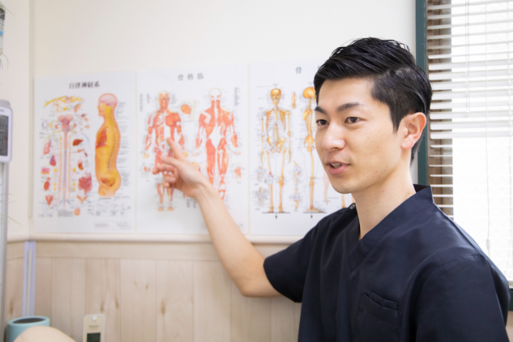 たまプラーザの整体院でカウンセリングを行っている様子