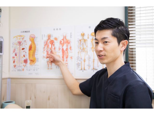 施術後に身体の状態を説明している様子