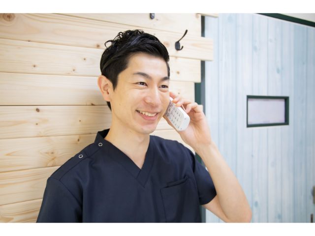 たまプラーザの整体かんだやで予約対応をしている様子